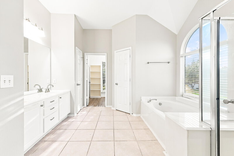 2,175/Mo, 11003 Sentry Ct Houston, TX 77065 Primary Bathroom View