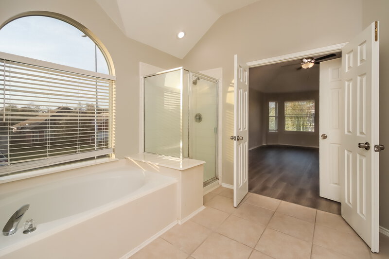 2,525/Mo, 11003 Sentry Ct Houston, TX 77065 Main Bathroom View