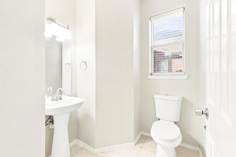 2,175/Mo, 11003 Sentry Ct Houston, TX 77065 Bathroom View