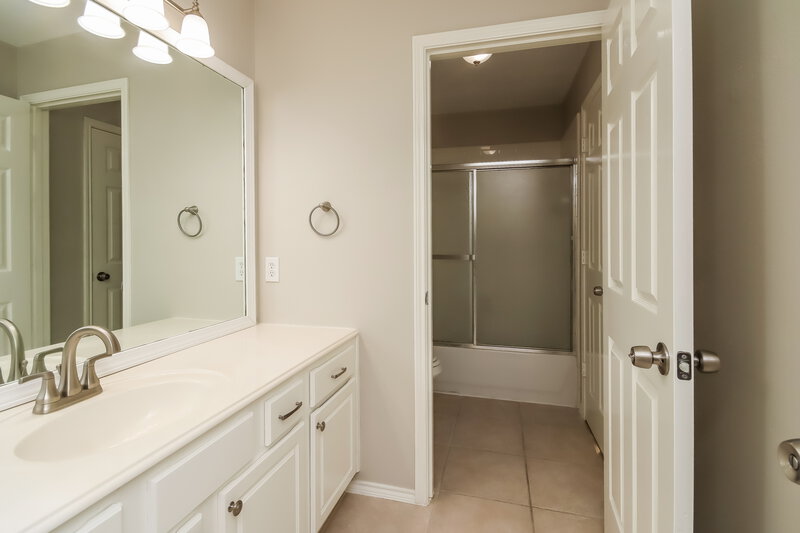 2,525/Mo, 11003 Sentry Ct Houston, TX 77065 Main Bathroom View 2