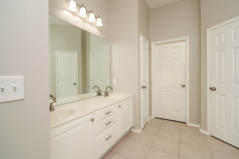 2,525/Mo, 11003 Sentry Ct Houston, TX 77065 Bathroom View