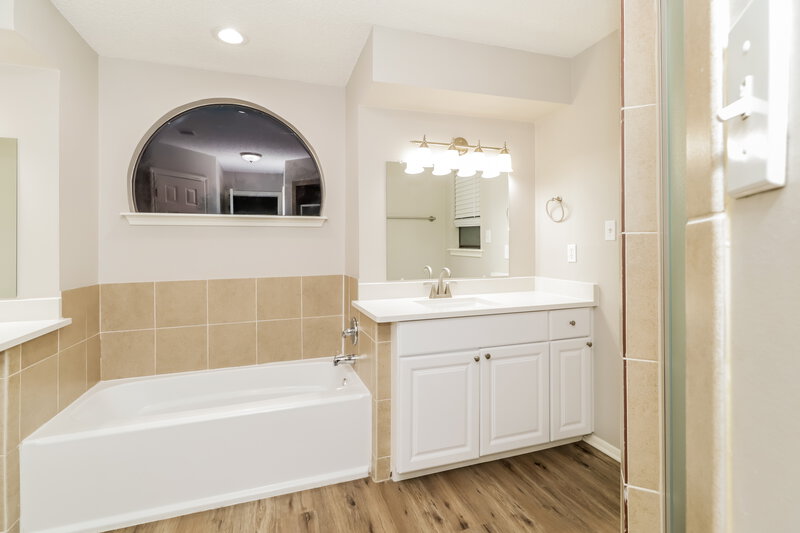 2,260/Mo, 1926 Topside Ct Crosby, TX 77532 Main Bathroom View