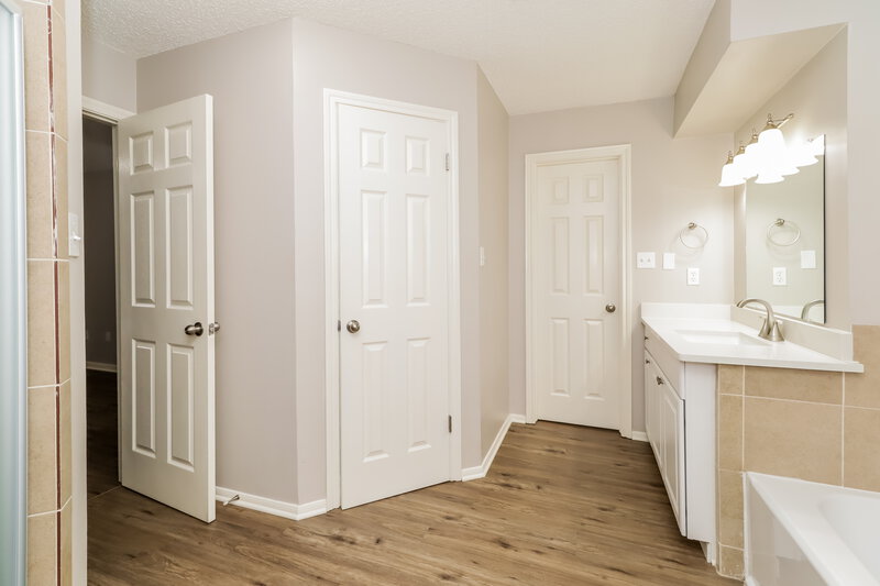 2,260/Mo, 1926 Topside Ct Crosby, TX 77532 Main Bathroom View 2