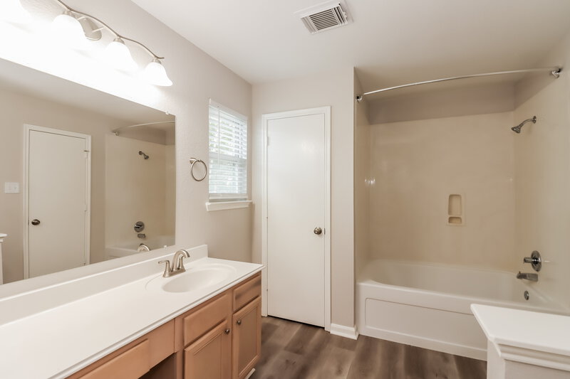 2,145/Mo, 6806 Oleander Grove Way Houston, TX 77049 Main Bathroom View