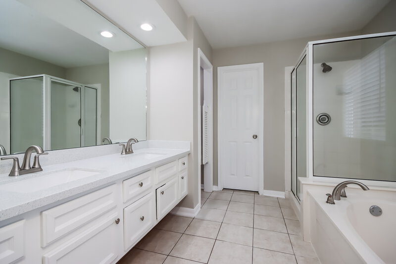 1,750/Mo, 6946 Gentle Breeze Dr Willis, TX 77318 Main Bathroom View