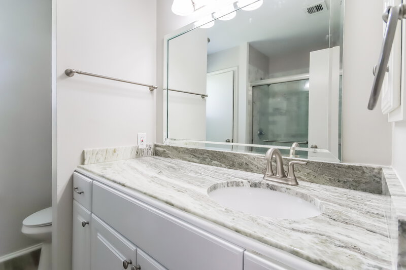 2,220/Mo, 2626 Morninglight Dr Houston, TX 77084 Main Bathroom View