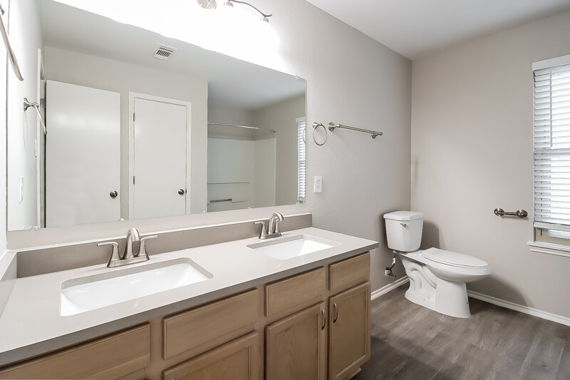 2,225/Mo, 16106 Chamomile Ct Houston, TX 77083 Main Bathroom View