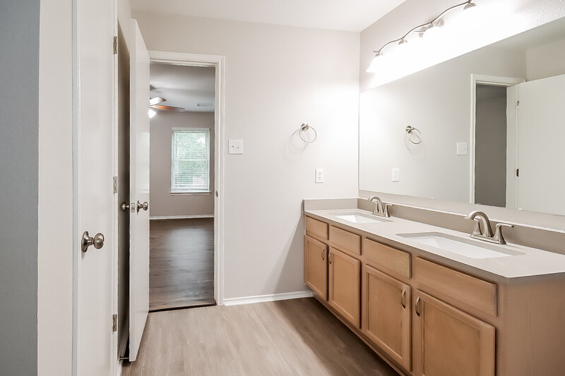 2,225/Mo, 16106 Chamomile Ct Houston, TX 77083 Main Bathroom View 2