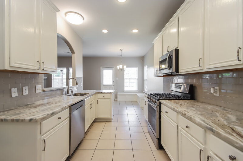2,035/Mo, 31727 Forest Oak Park Ct Conroe, TX 77385 Kitchen View
