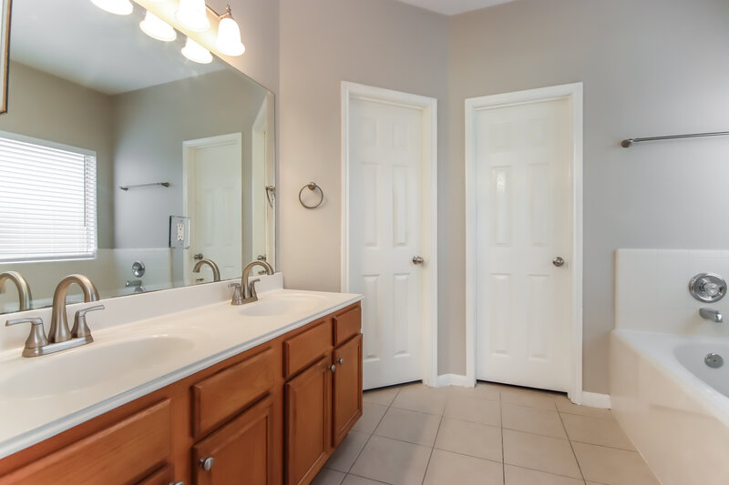 2,035/Mo, 31727 Forest Oak Park Ct Conroe, TX 77385 Main Bathroom View