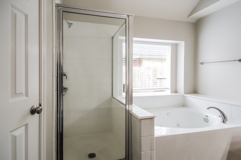 2,335/Mo, 14514 Red Mulberry Ln Houston, TX 77044 Main Bathroom View