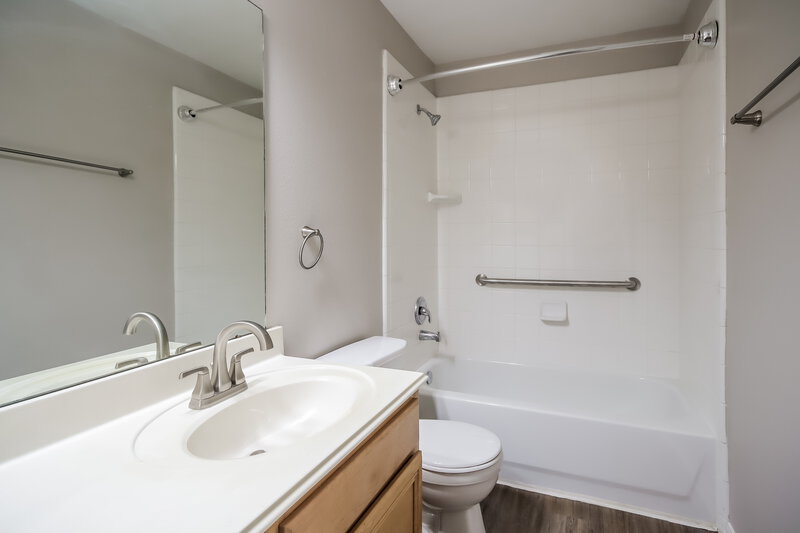 2,335/Mo, 14514 Red Mulberry Ln Houston, TX 77044 Bathroom View