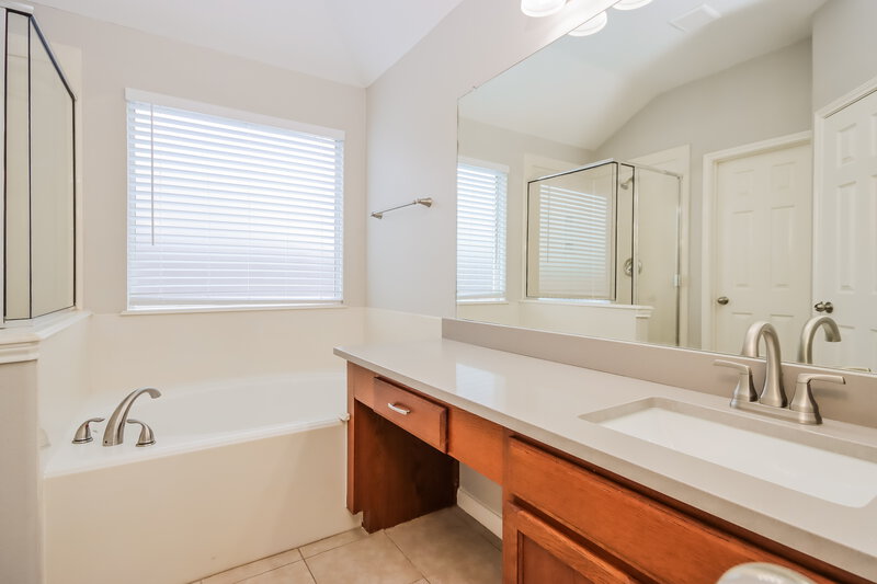 2,290/Mo, 12907 Pine Woods St Tomball, TX 77375 Main Bathroom View
