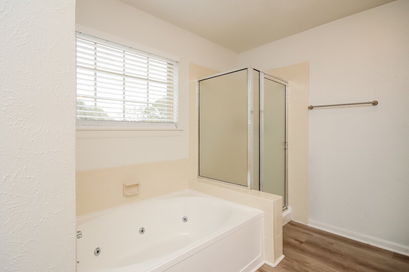 3,005/Mo, 2012 Cutter Dr League City, TX 77573 Main Bathroom View