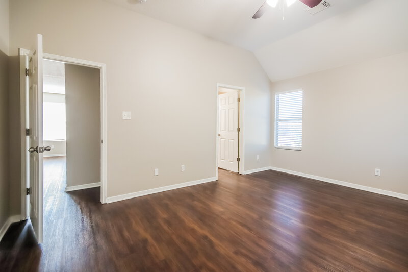 2,065/Mo, 15302 Acorn Green Ct Channelview, TX 77530 Main Bedroom View