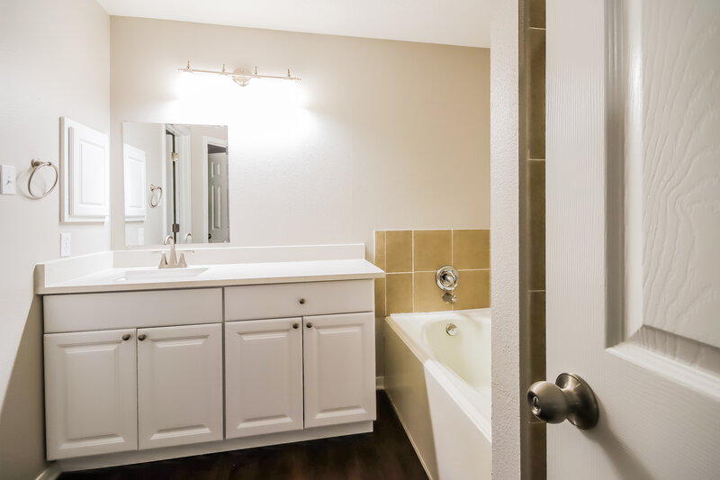 2,065/Mo, 15302 Acorn Green Ct Channelview, TX 77530 Main Bathroom View