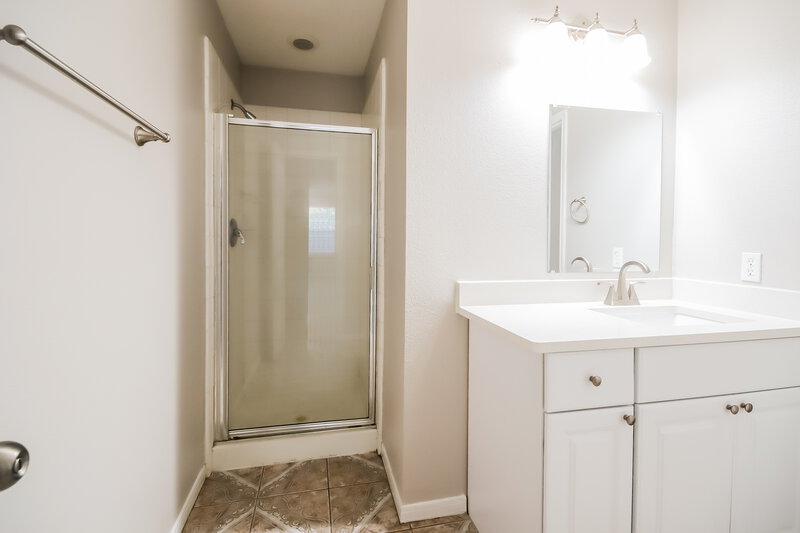 2,065/Mo, 15302 Acorn Green Ct Channelview, TX 77530 Bathroom View
