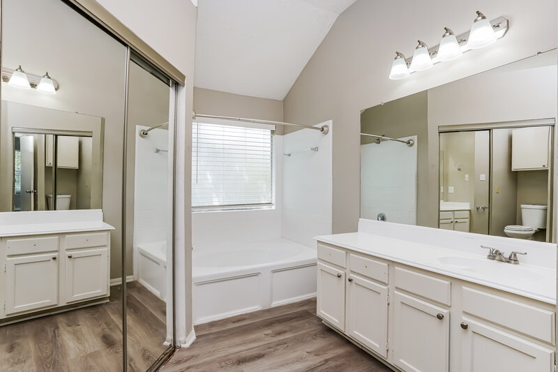 2,005/Mo, 12303 Hamsfield Ct Tomball, TX 77377 Main Bathroom View