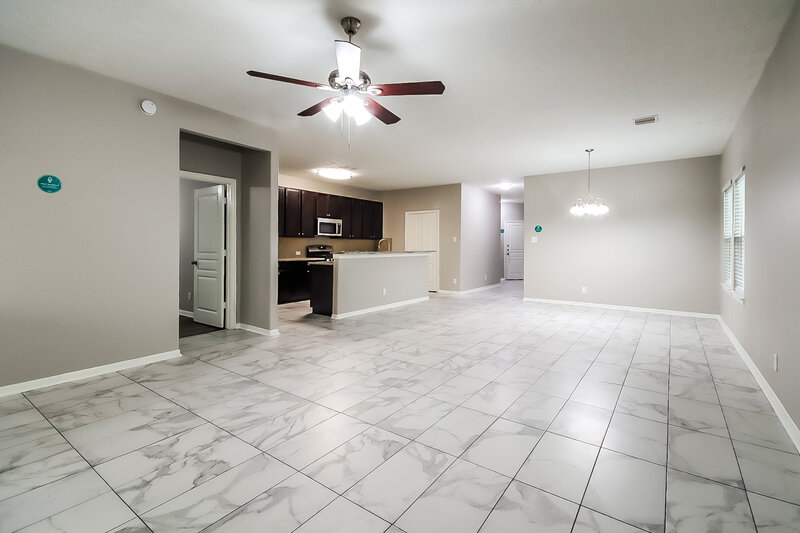2,115/Mo, 6935 Hazelnut Ln Baytown, TX 77521 Living Room View