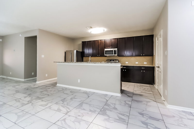 2,115/Mo, 6935 Hazelnut Ln Baytown, TX 77521 Living Room View 2