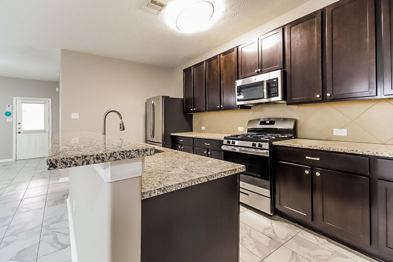 2,115/Mo, 6935 Hazelnut Ln Baytown, TX 77521 Kitchen View