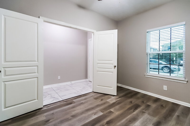 2,115/Mo, 6935 Hazelnut Ln Baytown, TX 77521 Office View