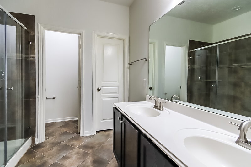 2,115/Mo, 6935 Hazelnut Ln Baytown, TX 77521 Main Bathroom View