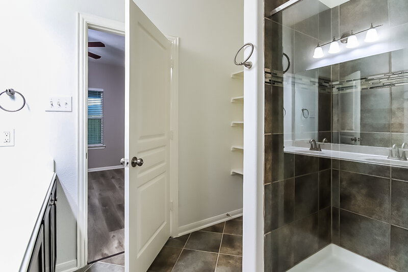 2,115/Mo, 6935 Hazelnut Ln Baytown, TX 77521 Main Bathroom View 2