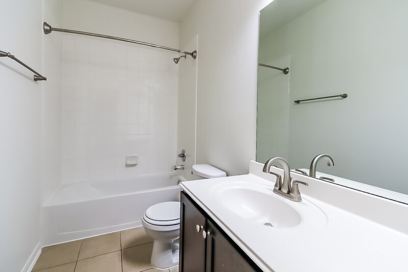 2,115/Mo, 6935 Hazelnut Ln Baytown, TX 77521 Bathroom View
