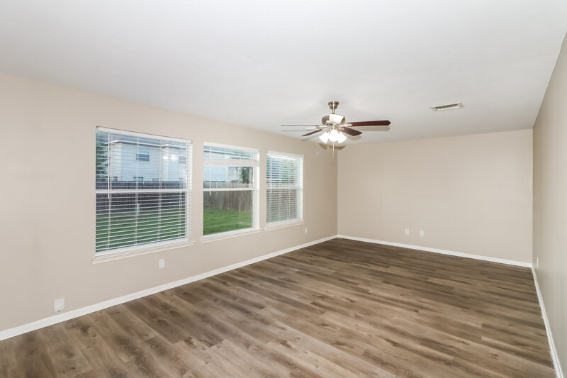 2,240/Mo, 6207 Winter Oak St Pearland, TX 77584 Living Room View