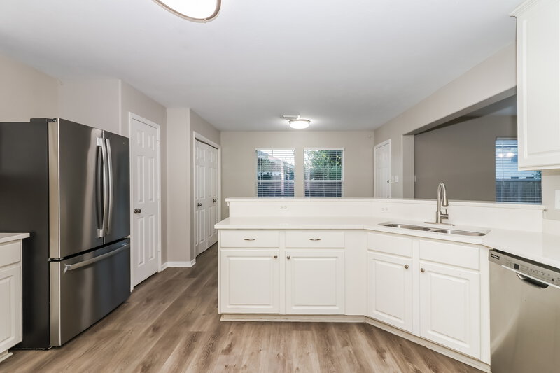 2,240/Mo, 6207 Winter Oak St Pearland, TX 77584 Kitchen View