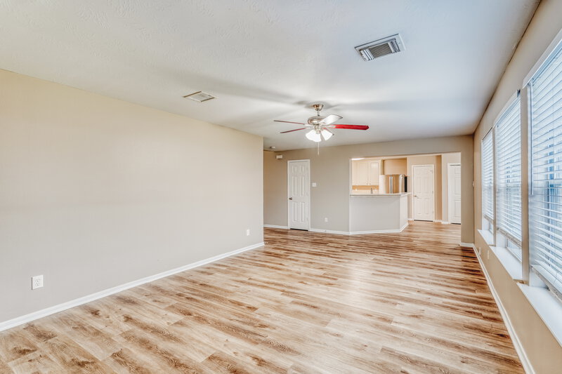 2,145/Mo, 6207 Winter Oak St Pearland, TX 77584 Living Room View 2