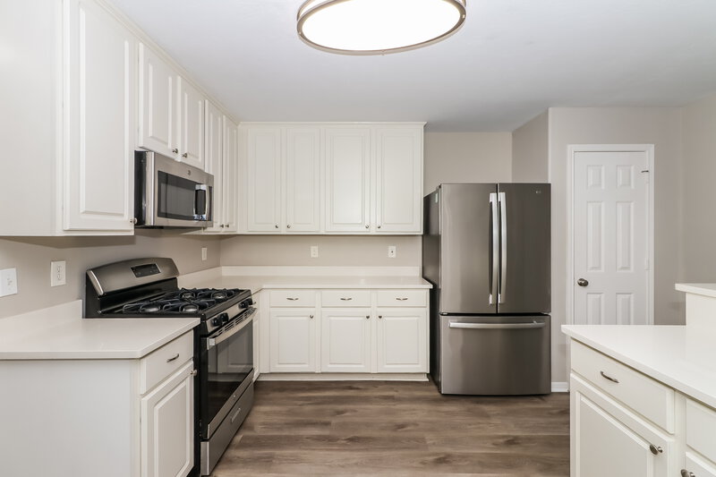 2,240/Mo, 6207 Winter Oak St Pearland, TX 77584 Kitchen View 2