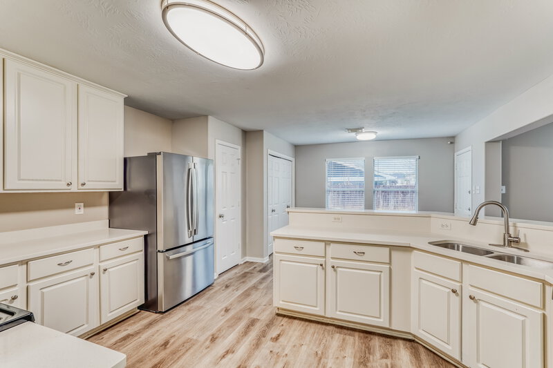 2,145/Mo, 6207 Winter Oak St Pearland, TX 77584 Kitchen View 2