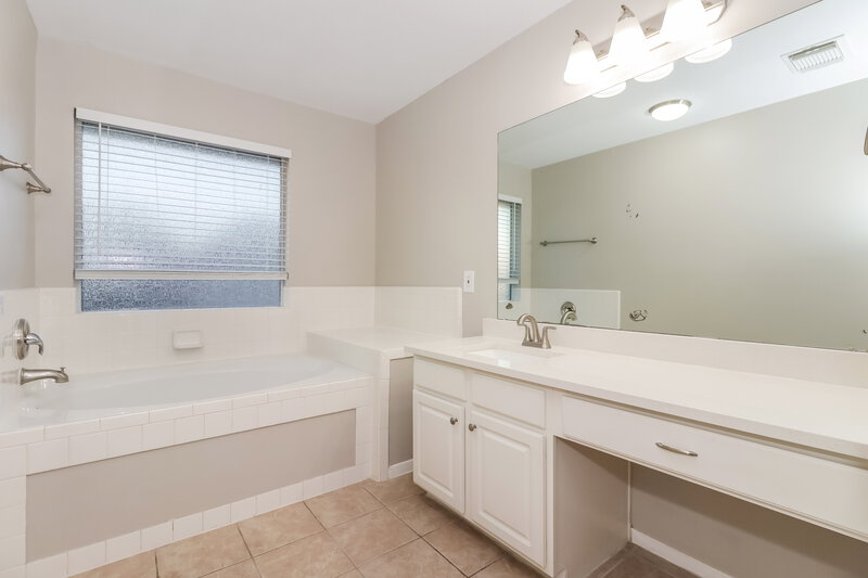 2,240/Mo, 6207 Winter Oak St Pearland, TX 77584 Main Bathroom View