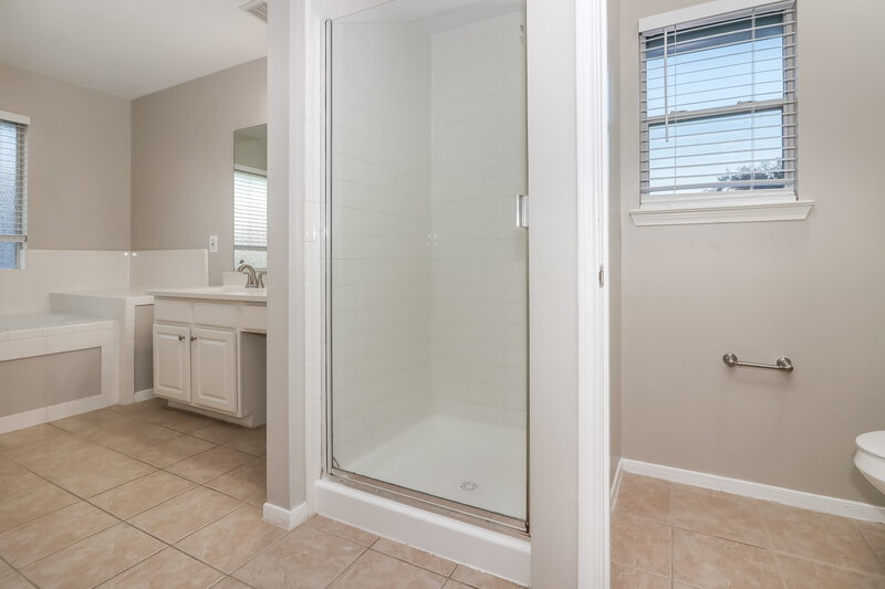 2,240/Mo, 6207 Winter Oak St Pearland, TX 77584 Main Bathroom View 2