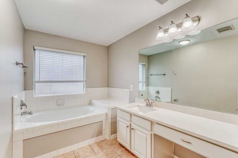 2,145/Mo, 6207 Winter Oak St Pearland, TX 77584 Main Bathroom View
