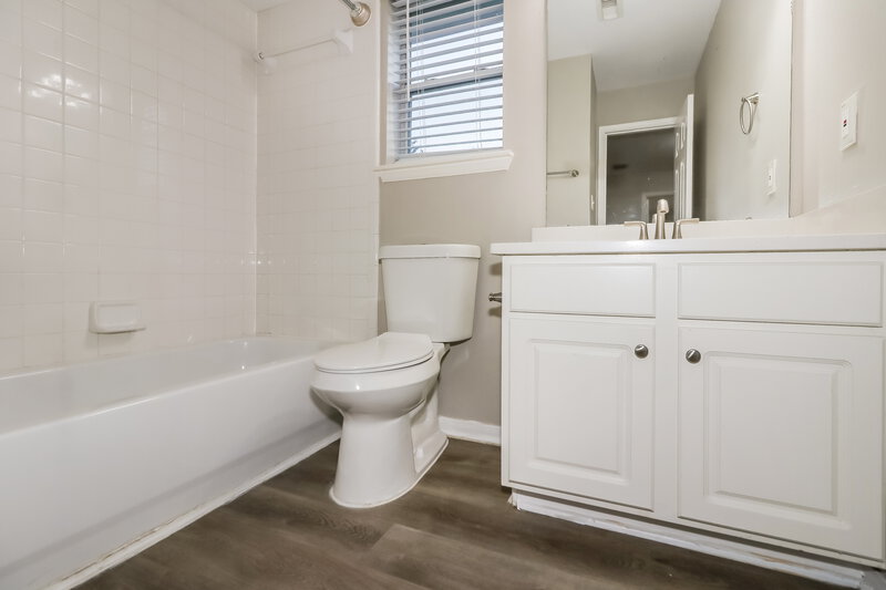 2,240/Mo, 6207 Winter Oak St Pearland, TX 77584 Bathroom View