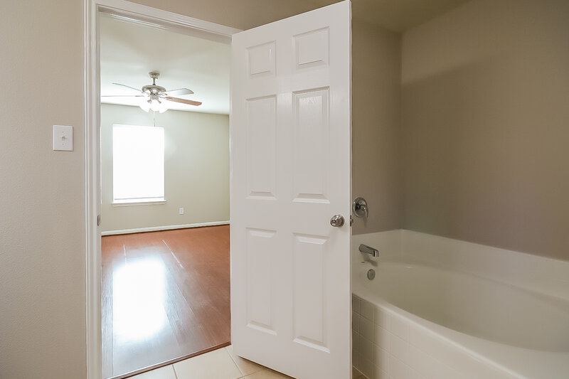 2,055/Mo, 4815 Tulip Trail Ln Richmond, TX 77469 Bathroom View 2