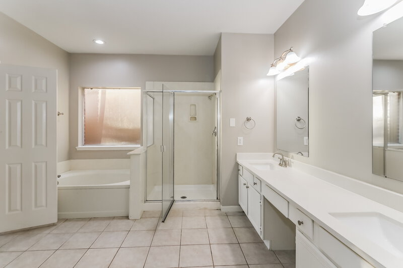 2,615/Mo, 8027 Oceanside Dr Houston, TX 77095 Main Bathroom View