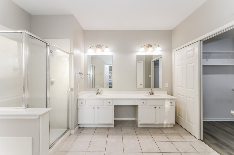 2,615/Mo, 8027 Oceanside Dr Houston, TX 77095 Main Bathroom View 2