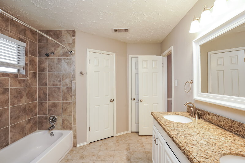1,740/Mo, 18014 Glenledi Dr Houston, TX 77084 Main Bathroom View 2