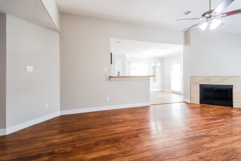 2,230/Mo, 4405 Spoonbill Dr Seabrook, TX 77586 Living Room View 2