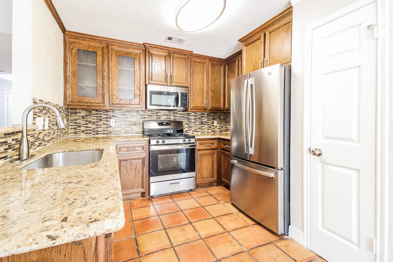 2,230/Mo, 4405 Spoonbill Dr Seabrook, TX 77586 Kitchen View 2
