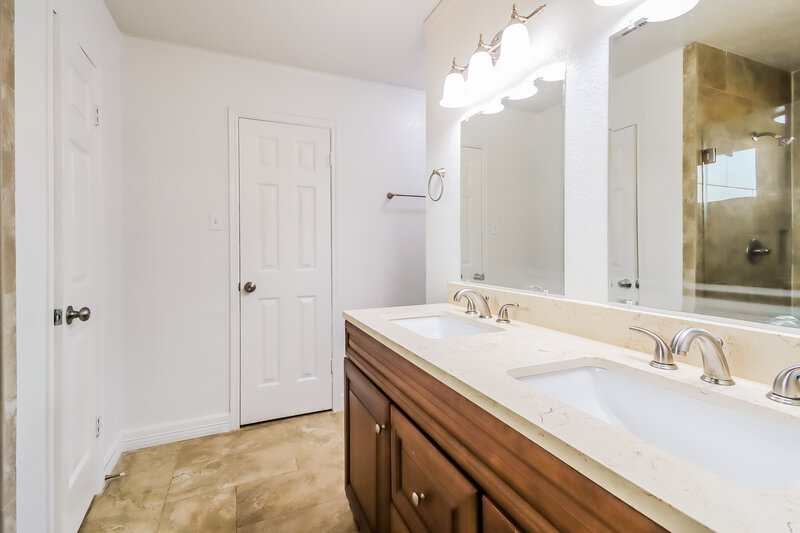 2,230/Mo, 4405 Spoonbill Dr Seabrook, TX 77586 Main Bathroom View