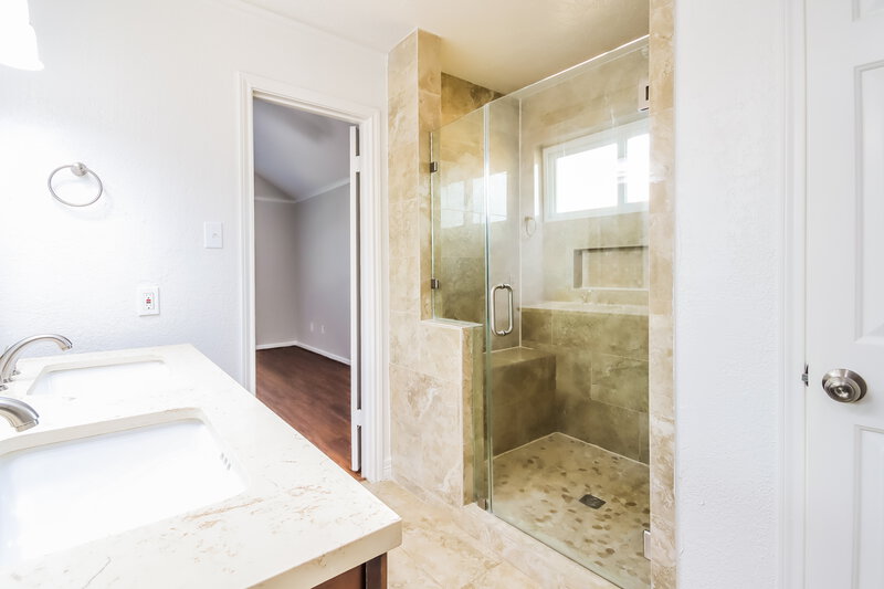 2,230/Mo, 4405 Spoonbill Dr Seabrook, TX 77586 Main Bathroom View 2