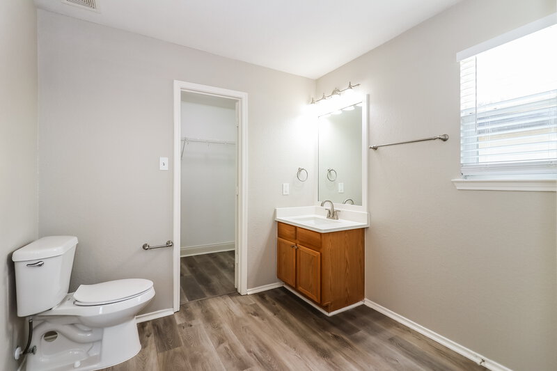 1,970/Mo, 12915 Cloverwalk Ln Houston, TX 77072 Main Bathroom View
