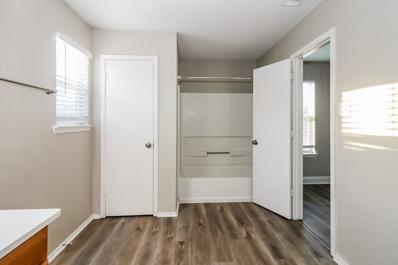 1,970/Mo, 12915 Cloverwalk Ln Houston, TX 77072 Main Bathroom View 2