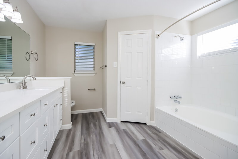 1,835/Mo, 1207 Lynn Ln Humble, TX 77338 Main Bathroom View