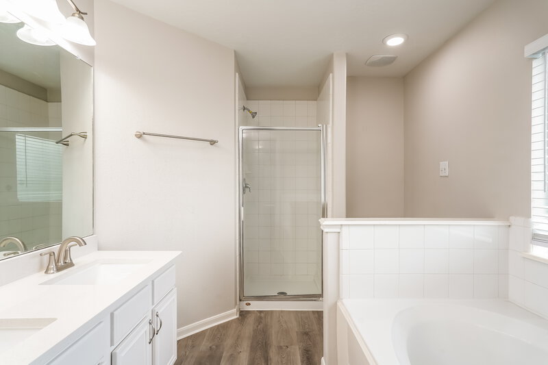 1,900/Mo, 18407 Heartland Ct Humble, TX 77346 Main Bathroom View